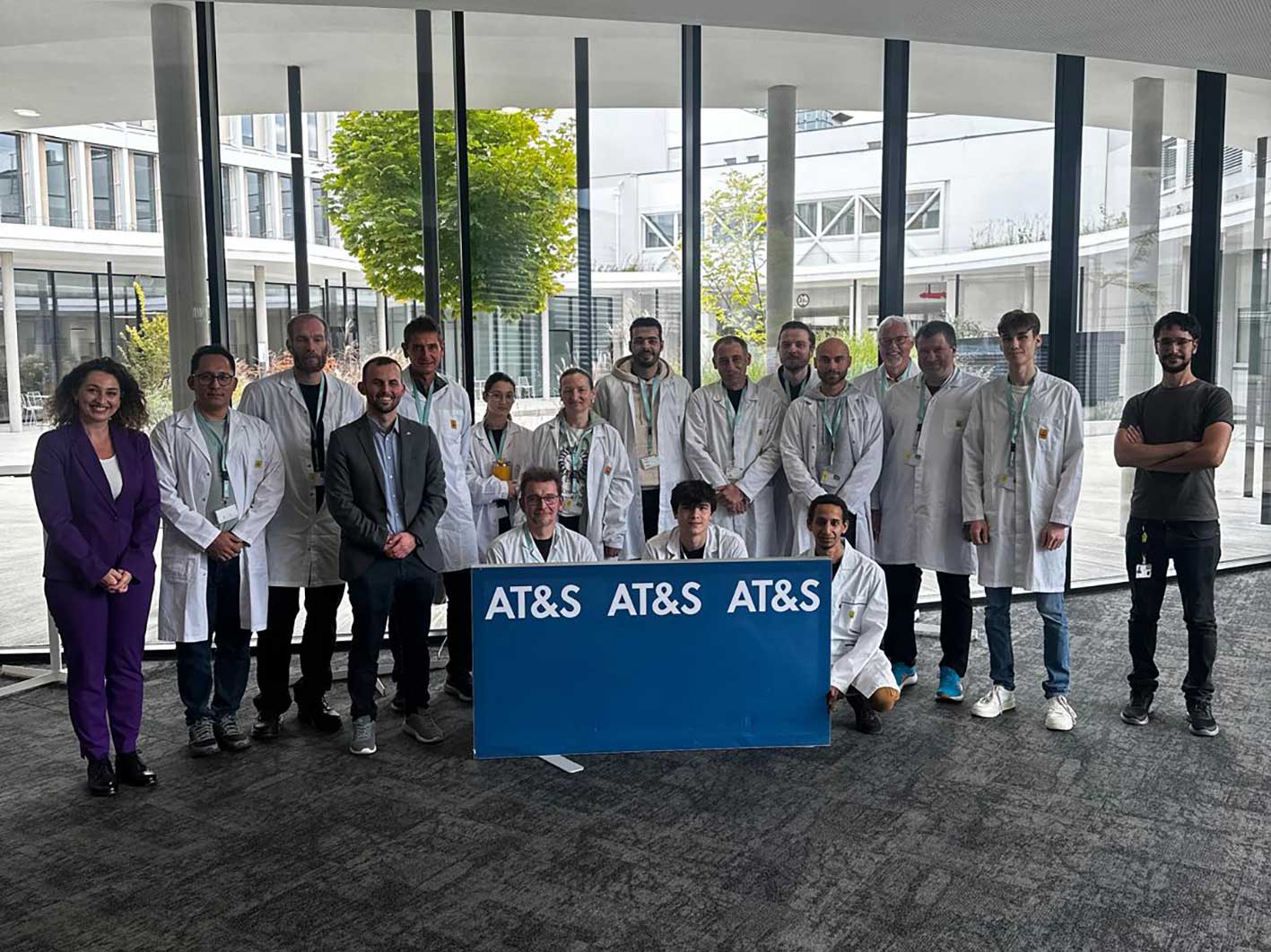 Gruppenbild: SZF Betriebsbesichtigung bei AT&S am Standort Leoben